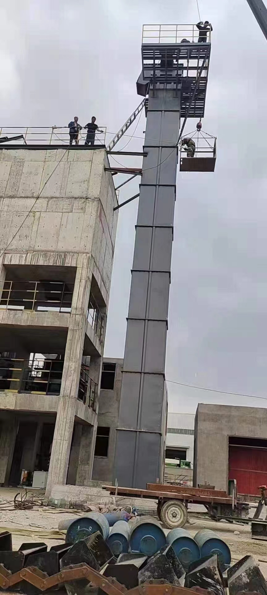 斗式提升机的工作原理